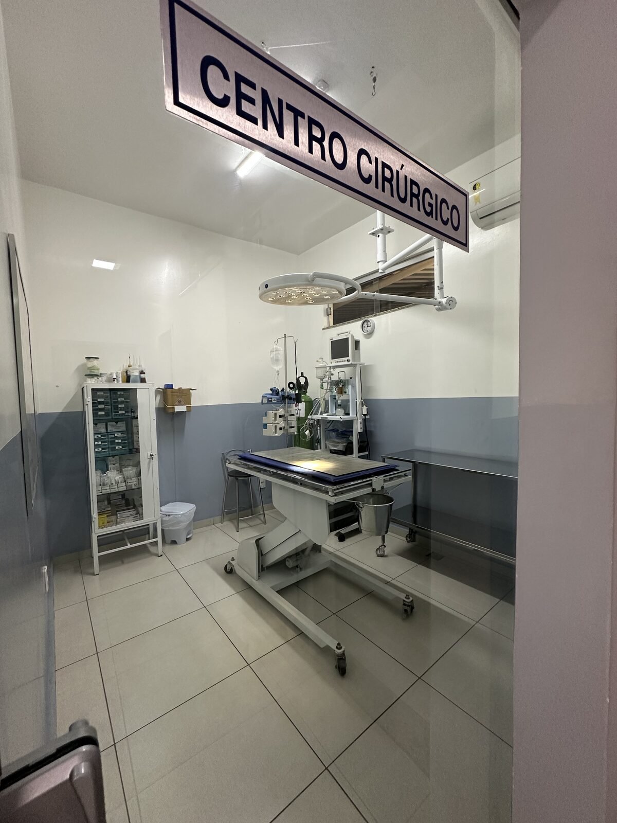 Centro cirúrgico da AniMediC com mesa cirúrgica e luminária
